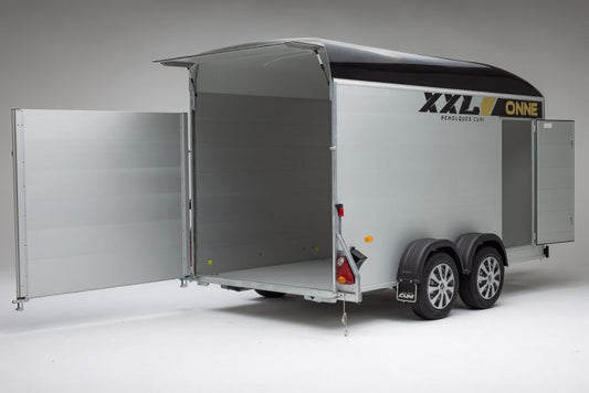 Remolque cerrado de aluminio y fibra, blanco-negro, estado nuevo