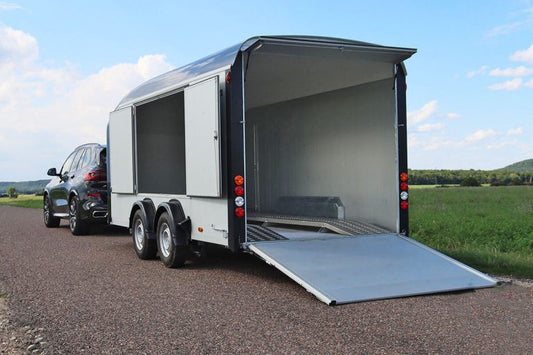 Remolque cerrado de aluminio y fibra 490x177x180cm estado nuevo