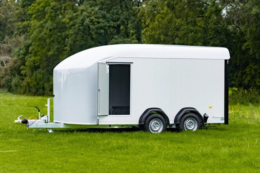 Remolque de fibra, 441x190x206cm, estado nuevo, color blanco